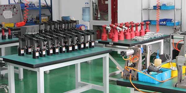 氣動鉚釘機(jī)漏油原因分析