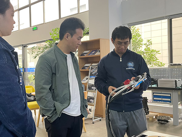 技術(shù)人員介紹速耐自動拉釘機(jī)