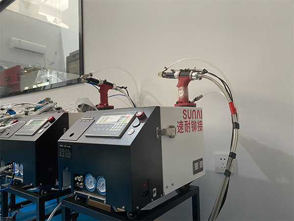 自動(dòng)送料鉚釘槍走進(jìn)工廠