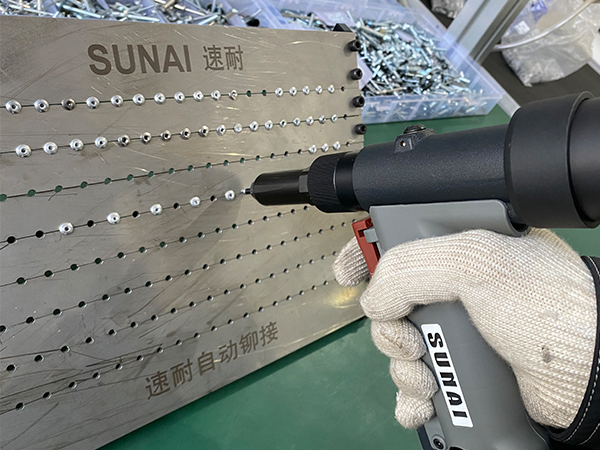 氣動(dòng)鉚釘槍怎么用