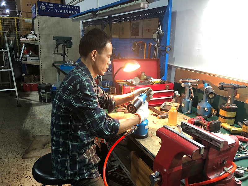 在維護(hù)中的氣動(dòng)液壓鉚釘槍