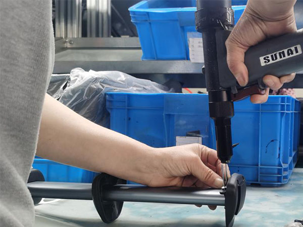 榮文庫柏使用速耐氣動(dòng)鉚釘槍